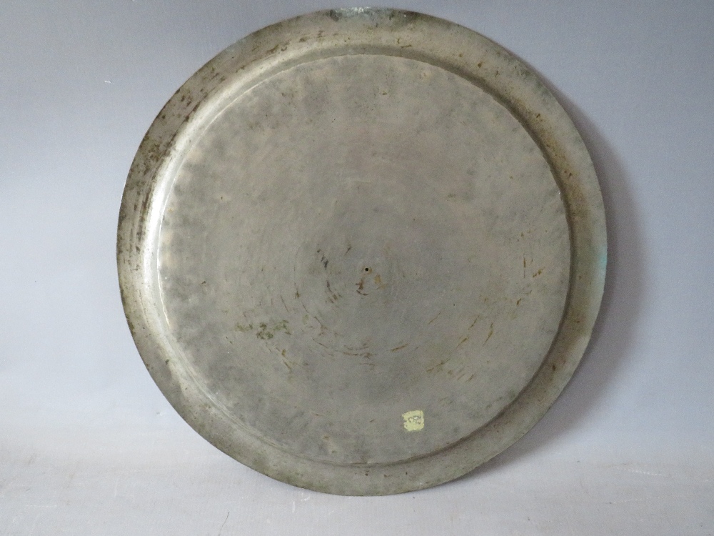 AN ANGLO INDIAN CIRCULAR METAL TRAY EMBELLISHED WITH ISLAMIC SCRIPT, Dia. 34 cm, together with two - Image 5 of 6