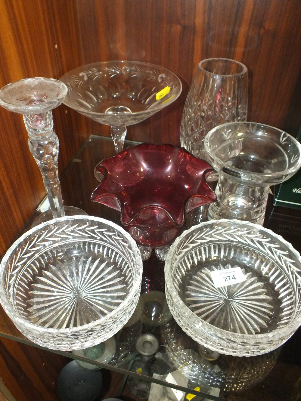 A COLLECTION OF GLASSWARE TO INCLUDE A THOMAS WEBB CRYSTAL VASE, PAIR OF CUT GLASS BOWLS ETC. (7)