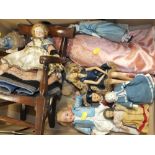 A TRAY OF VINTAGE DOLLS TO INCLUDE PORCELAIN HEADED EXAMPLES, ROLLER EYE EXAMPLES ETC.