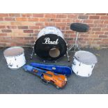 A SELECTION OF MUSICAL INSTRUMENTS TO INCLUDE A PEARL BASS DRUM, HI-TOM AND LOW-TOM & A BECKETS VIOL