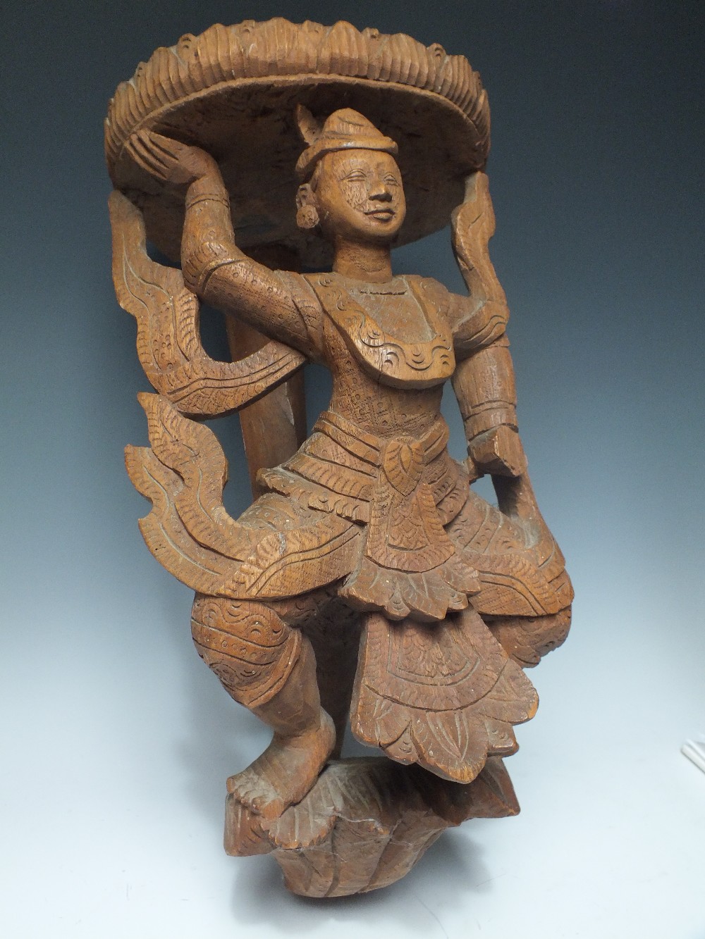 AN INDONESIAN CARVED HARDWOOD FIGURAL WALL HANGING, the figure in traditional dress, H 41 cm - Image 2 of 4