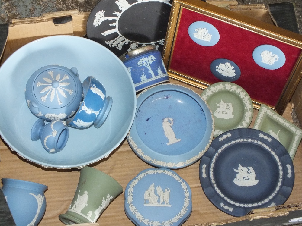 A COLLECTION OF MOSTLY WEDGWOOD JASPERWARE TO INCLUDE A BLUE DIP SUGAR BOWL, QUEENSWARE FRUIT BOWL