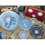 A COLLECTION OF MOSTLY WEDGWOOD JASPERWARE TO INCLUDE A BLUE DIP SUGAR BOWL, QUEENSWARE FRUIT BOWL