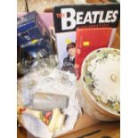 A TRAY OF ASSORTED COLLECTABLES AND HOUSEHOLD SUNDRIES TO INCLUDE A SMALL QUANTITY OF VINTAGE NAVY