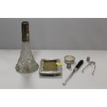 A COLLECTION OF HALLMARKED SILVER TO INCLUDE SILVER THIMBLES, NAPKIN RING, SILVER PICTURE FRAME A/