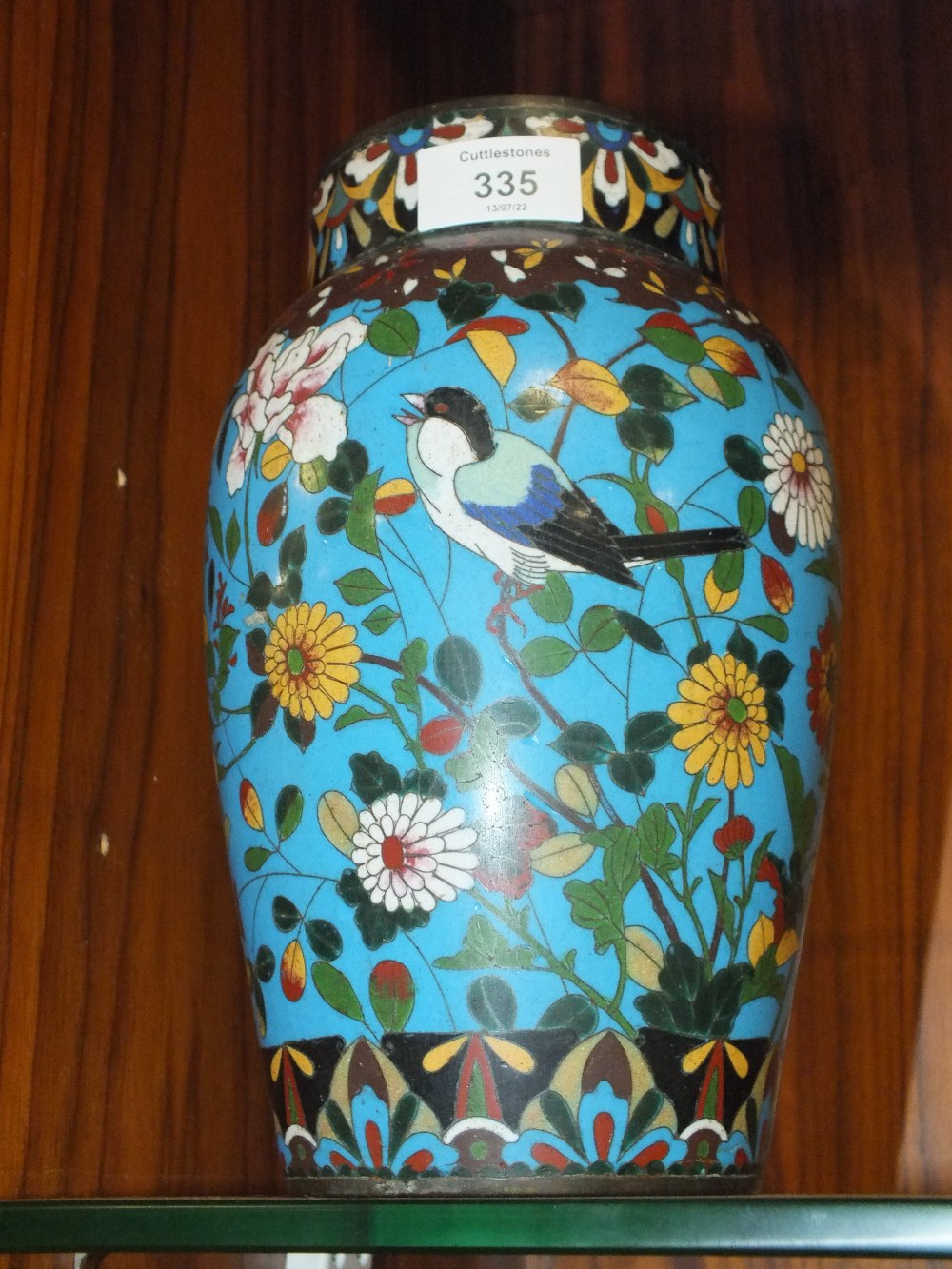 AN ORIENTAL CLOISONNE VASE WITH BIRD AND FLORAL DETAIL H - 25CM