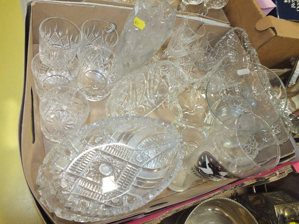 TWO TRAYS OF ASSORTED CUT GLASS TO INCLUDE STUART CRYSTAL CHAMPAGNE FLUTES, BOWLS ETC - Image 3 of 3