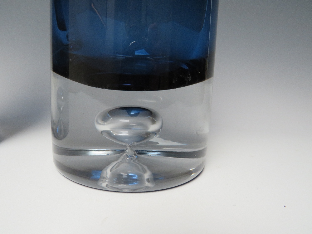 A PAIR OF FINNISH BLUE AND CLEAR BLOWN BUBBLE BASE STUDIO GLASS VASES, of tapered cylindrical - Image 2 of 5