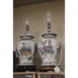 A PAIR OF LARGE ORIENTAL TABLE LAMP BASES ON WOODEN PLINTHS H 44CM (BASE)