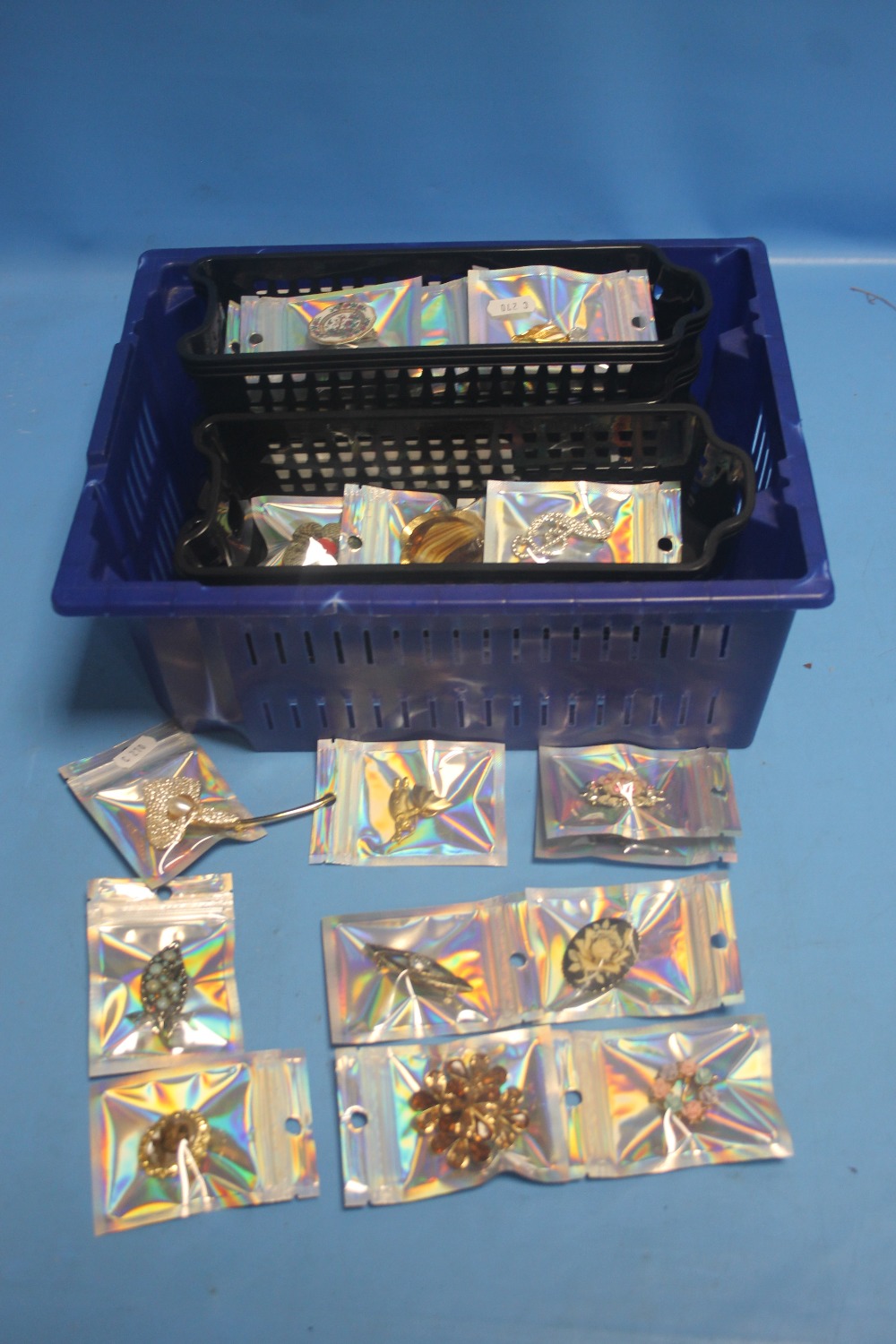 A LARGE QUANTITY OF COSTUME JEWELLERY - UNOPENED BROOCHES