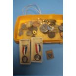 A SMALL TRAY OF COINS, MEDALS AND BADGES