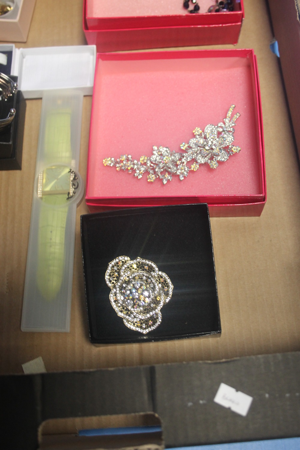 A QUANTITY OF COSTUME JEWELLERY TO INCLUDE BOXED BROOCHES AND FOUR BOXED LADIES WRIST WATCHES - Image 4 of 5