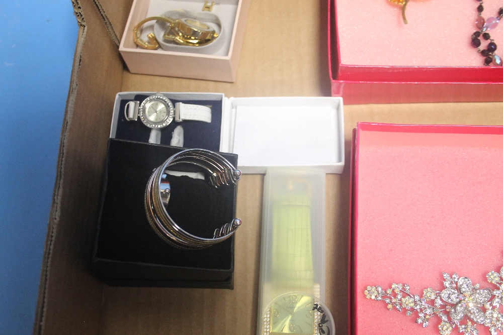 A QUANTITY OF COSTUME JEWELLERY TO INCLUDE BOXED BROOCHES AND FOUR BOXED LADIES WRIST WATCHES - Image 3 of 5