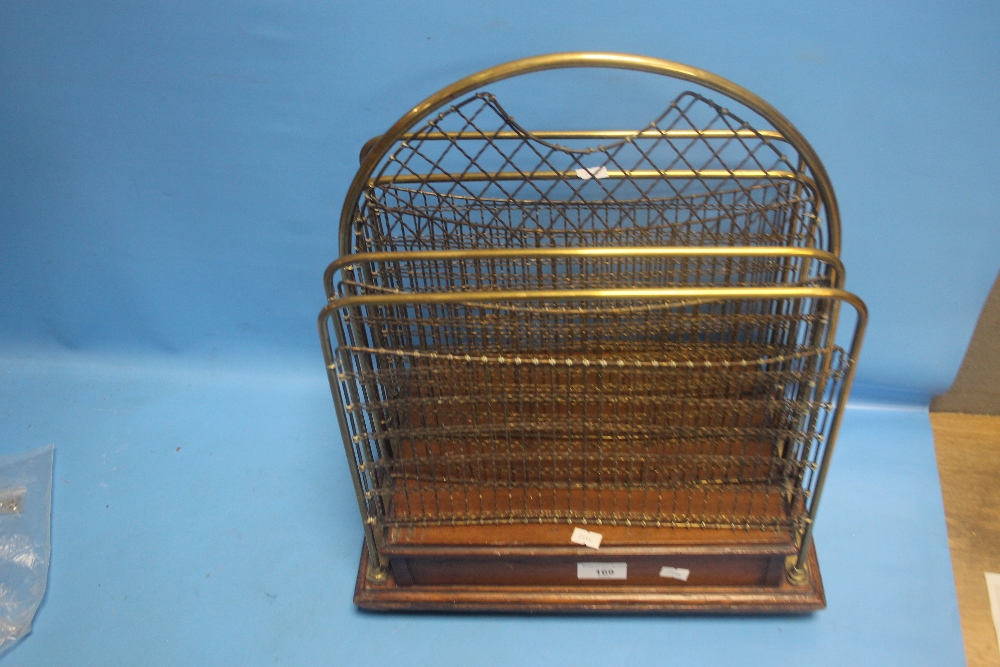 AN EDWARDIAN BRASS AND OAK 4 SECTION NEWSPAPER RACK WITH WIRE WORK PANELS - Image 2 of 2