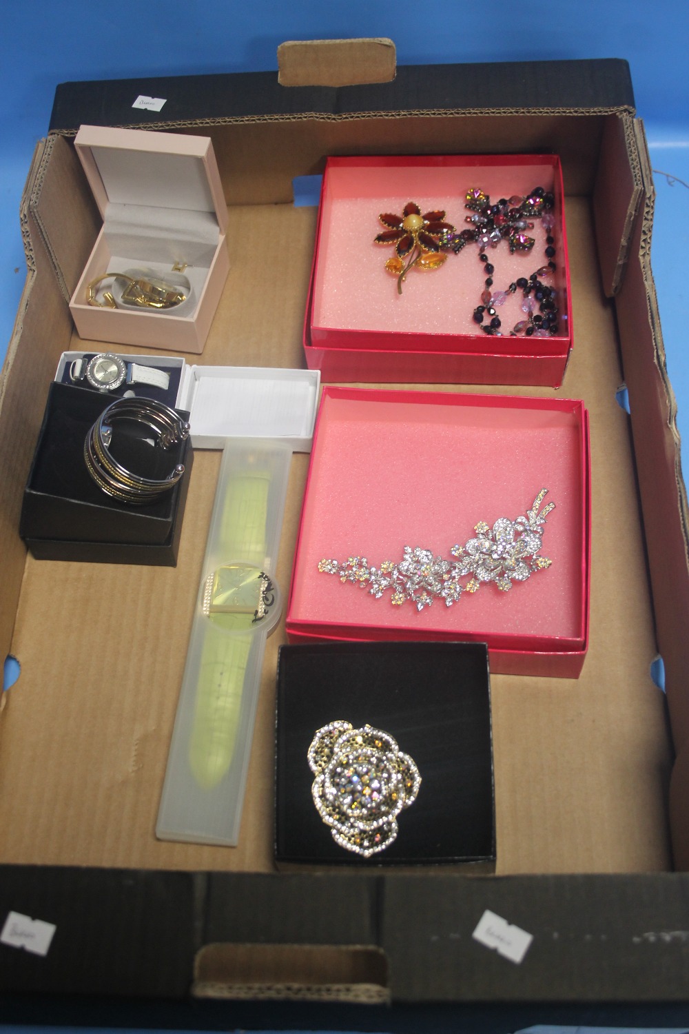 A QUANTITY OF COSTUME JEWELLERY TO INCLUDE BOXED BROOCHES AND FOUR BOXED LADIES WRIST WATCHES