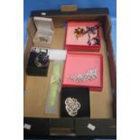 A QUANTITY OF COSTUME JEWELLERY TO INCLUDE BOXED BROOCHES AND FOUR BOXED LADIES WRIST WATCHES