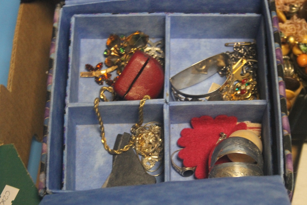 A LARGE TRAY OF COSTUME JEWELLERY TO INCLUDE GENTS WRIST WATCH, NECKLACES, BROOCHES, SEPARATE - Image 2 of 3