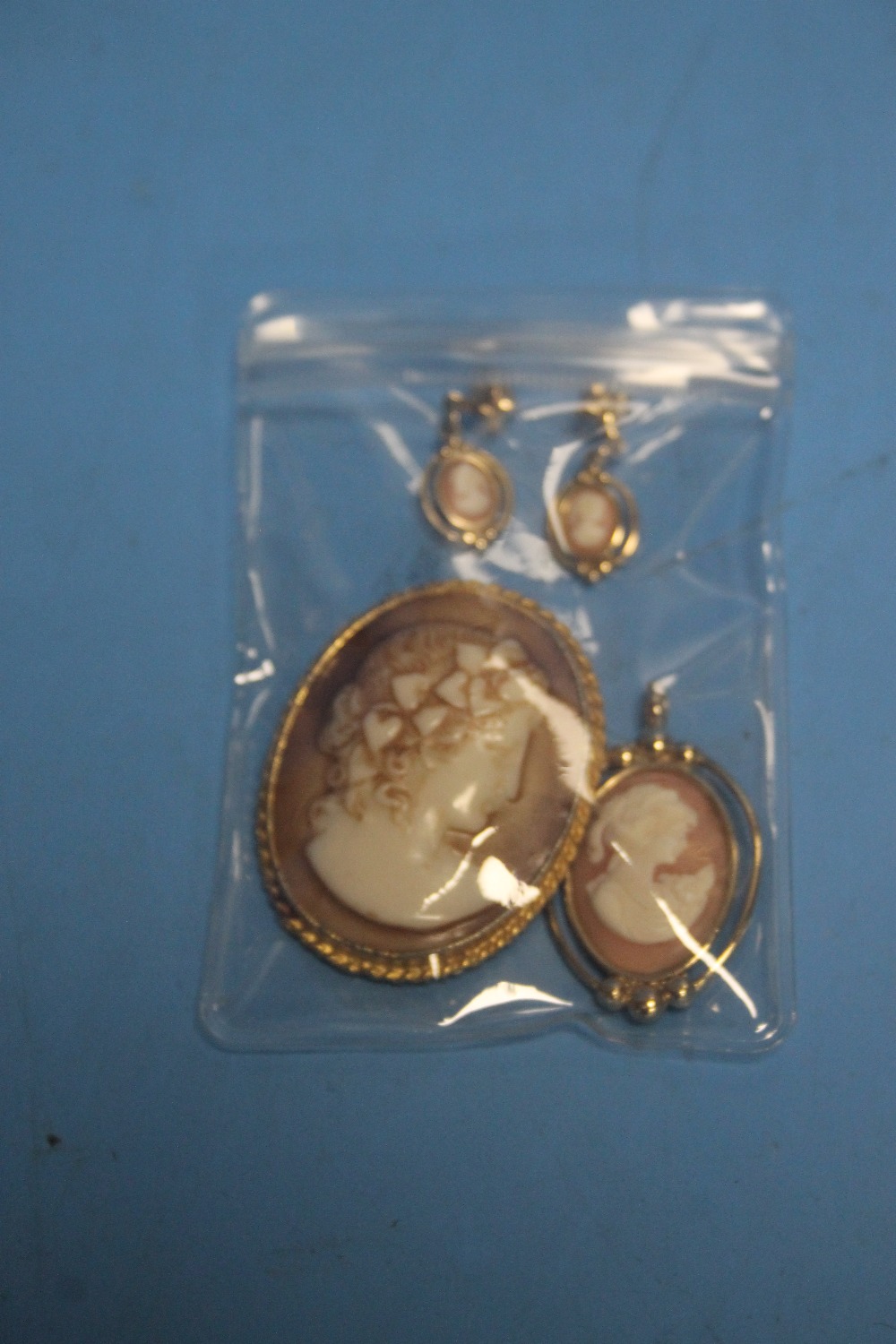 A CAMEO SET TO INCLUDE EARRINGS, PENDANT AND BROOCH - Image 2 of 3