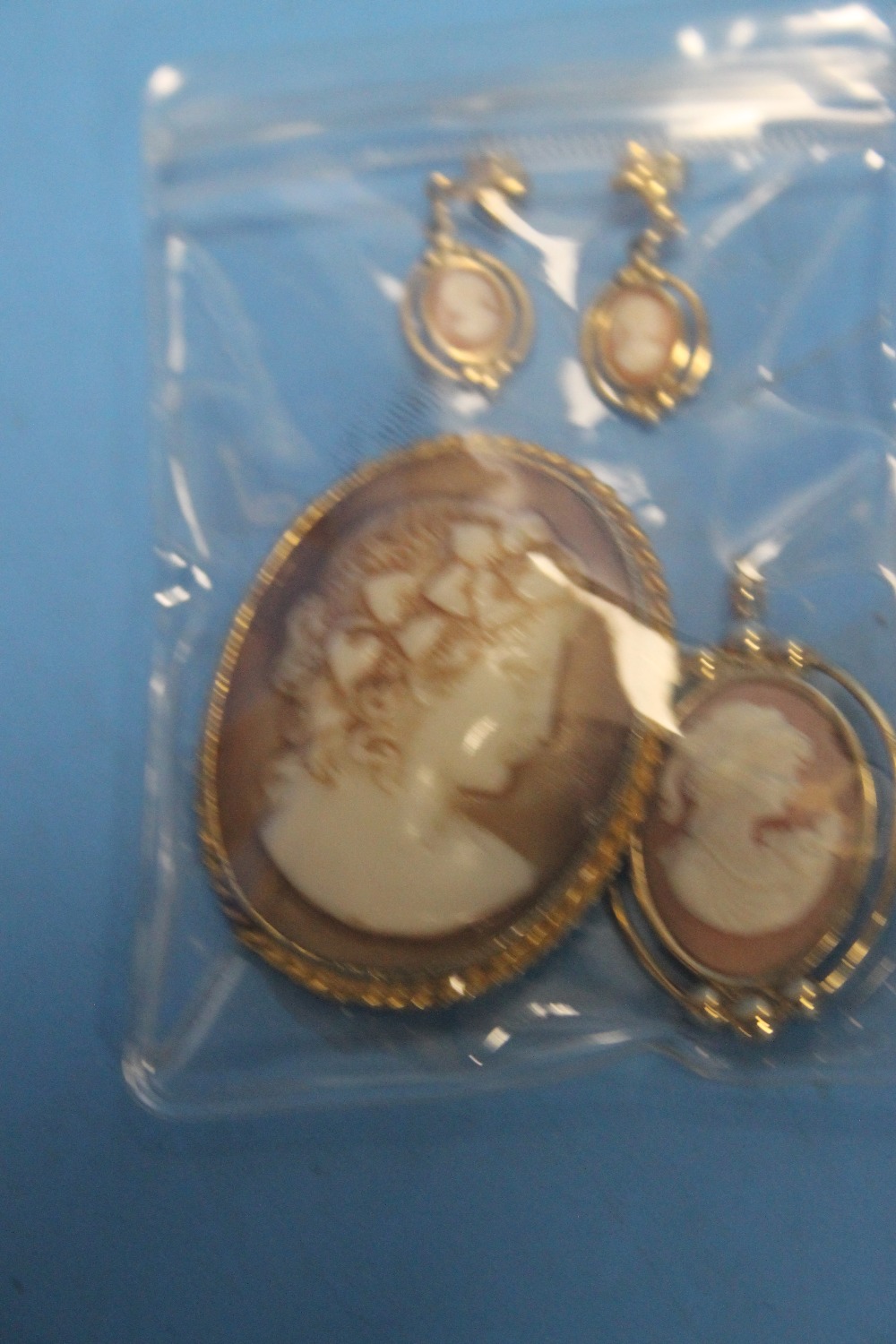 A CAMEO SET TO INCLUDE EARRINGS, PENDANT AND BROOCH