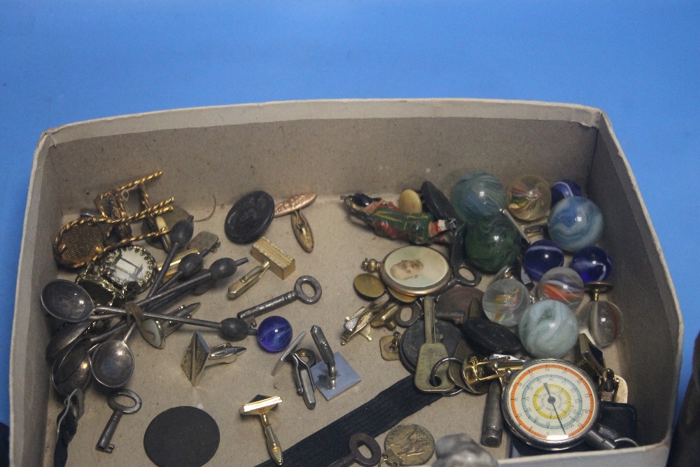 A TRAY OF COLLECTABLES TO INCLUDE DOLLS HOUSE FURNITURE, MARBLES, CUFFLINKS, SET OF FIVE COCKTAIL - Image 2 of 4