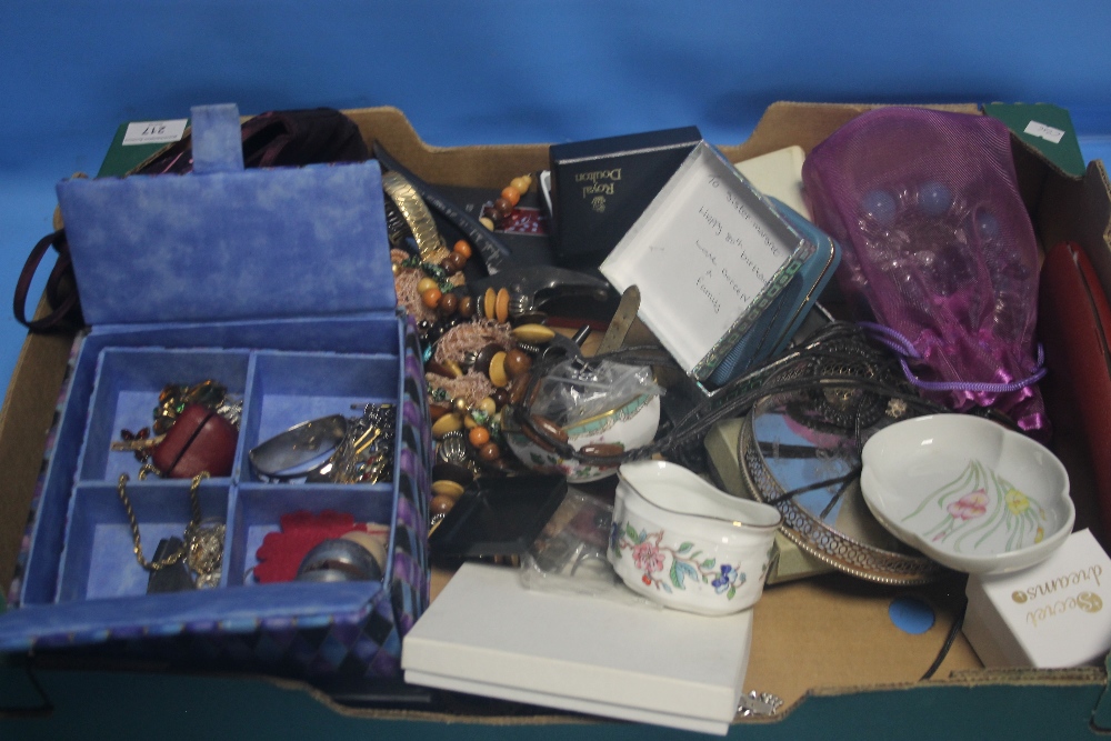 A LARGE TRAY OF COSTUME JEWELLERY TO INCLUDE GENTS WRIST WATCH, NECKLACES, BROOCHES, SEPARATE