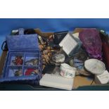 A LARGE TRAY OF COSTUME JEWELLERY TO INCLUDE GENTS WRIST WATCH, NECKLACES, BROOCHES, SEPARATE