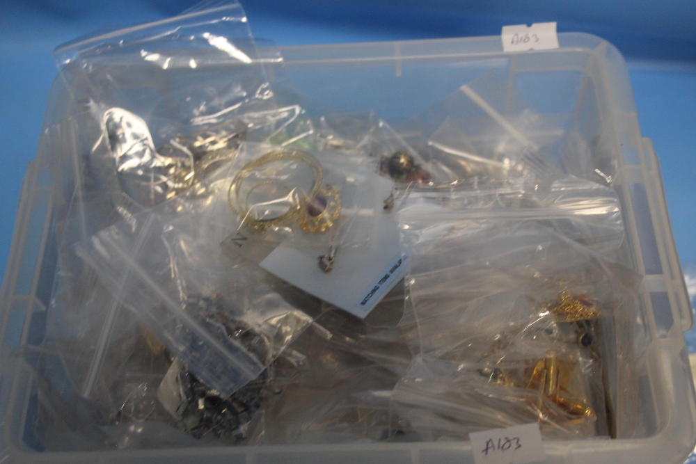 A QUANTITY OF COSTUME JEWELLERY MAINLY BROOCHES AND EARRINGS