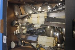 A BOX OF ASSORTED FLATWARE TO INCLUDE BONE HANDLED KNIVES