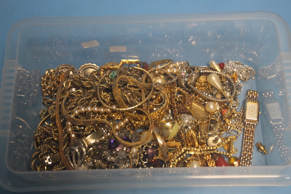 A TRAY OF COSTUME JEWELLERY TO INCLUDE NECKLACES, BRACELETS, EARRINGS, LADIES WATCHES, RINGS ETC.