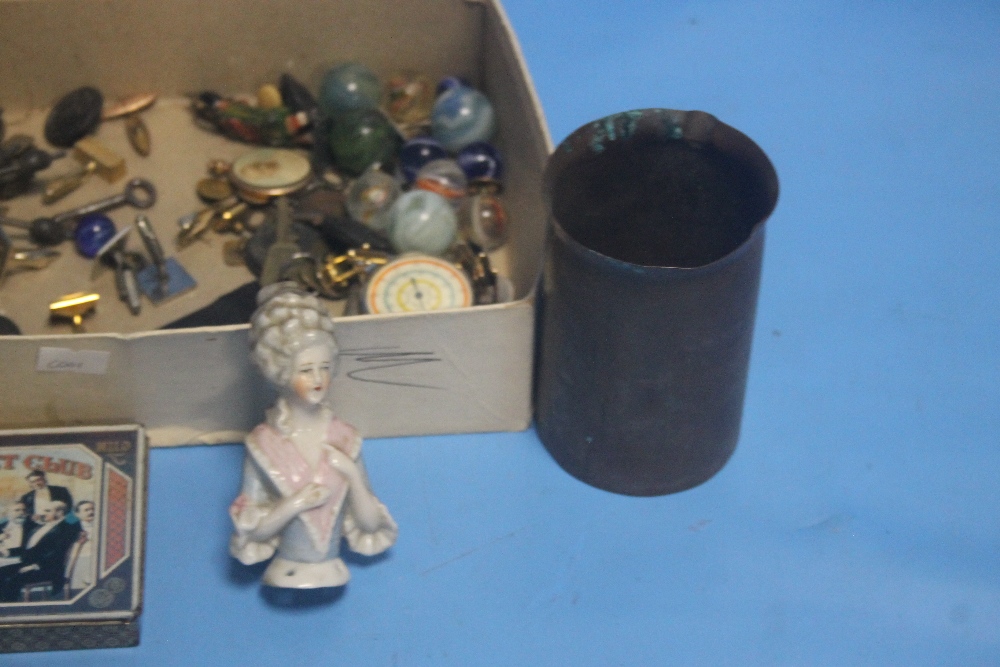 A TRAY OF COLLECTABLES TO INCLUDE DOLLS HOUSE FURNITURE, MARBLES, CUFFLINKS, SET OF FIVE COCKTAIL - Image 3 of 4