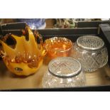 A TRAY OF GLASS BOWLS TO INCLUDE CARNIVAL GLASS AND A WHITE CRYSTAL MURANO BOWL (TRAYS NOT