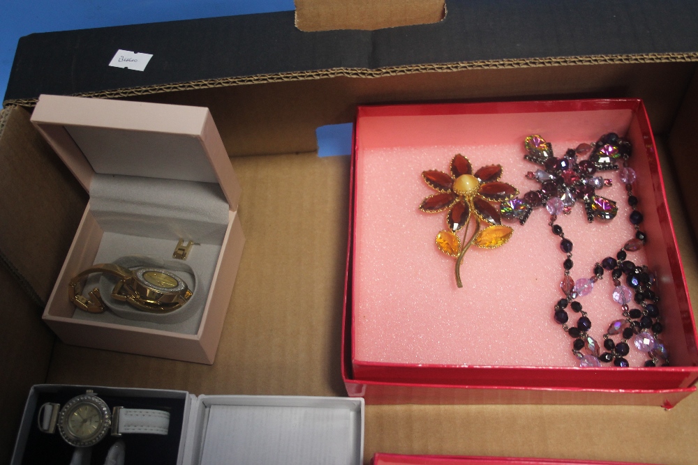 A QUANTITY OF COSTUME JEWELLERY TO INCLUDE BOXED BROOCHES AND FOUR BOXED LADIES WRIST WATCHES - Image 2 of 5
