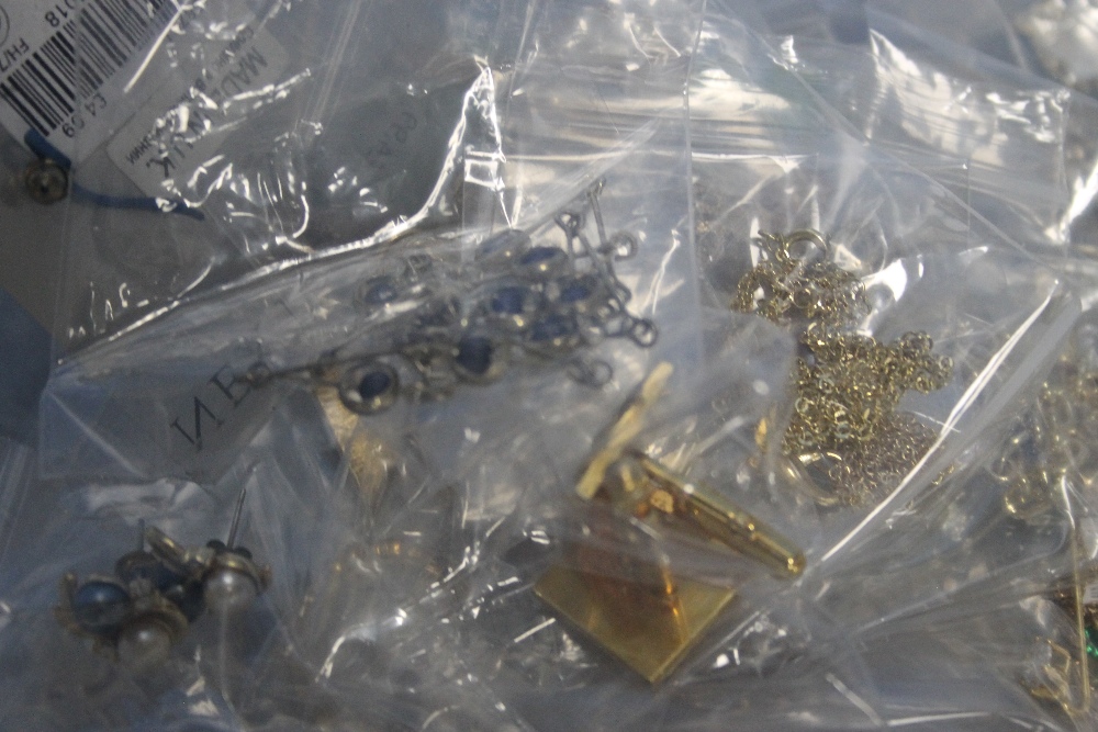 A QUANTITY OF COSTUME JEWELLERY MAINLY BROOCHES AND EARRINGS - Image 2 of 3