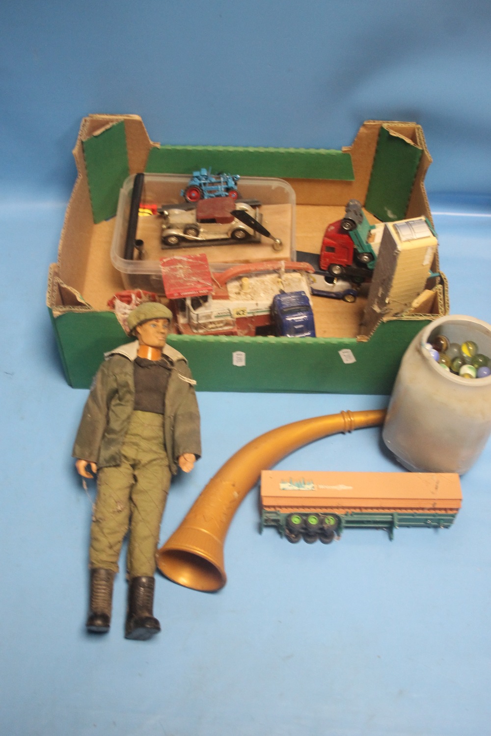 A TRAY OF COLLECTABLES TO INCLUDE MARBLES, DIECAST VEHICLES, ETC.