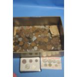 A TRAY OF BRITISH AND FOREIGN COINS TO INCLUDE DECIMAL SET