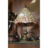 A SMALL TIFFANY STYLE LAMP H 37 CM