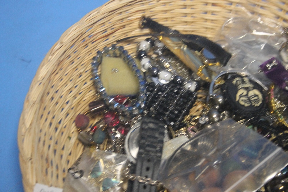 A WICKER TRAY OF COSTUME JEWELLERY MAINLY BANGLES AND BRACELETS TOGETHER WITH A SMALL NUMBER OF - Image 2 of 2