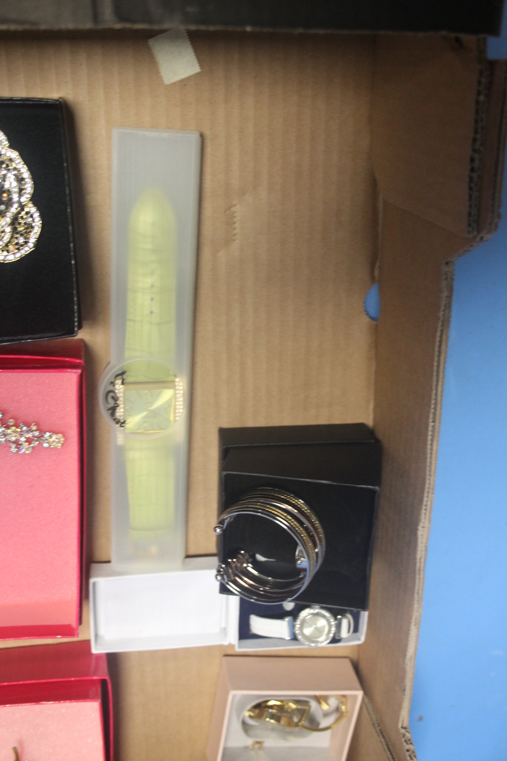 A QUANTITY OF COSTUME JEWELLERY TO INCLUDE BOXED BROOCHES AND FOUR BOXED LADIES WRIST WATCHES - Image 5 of 5