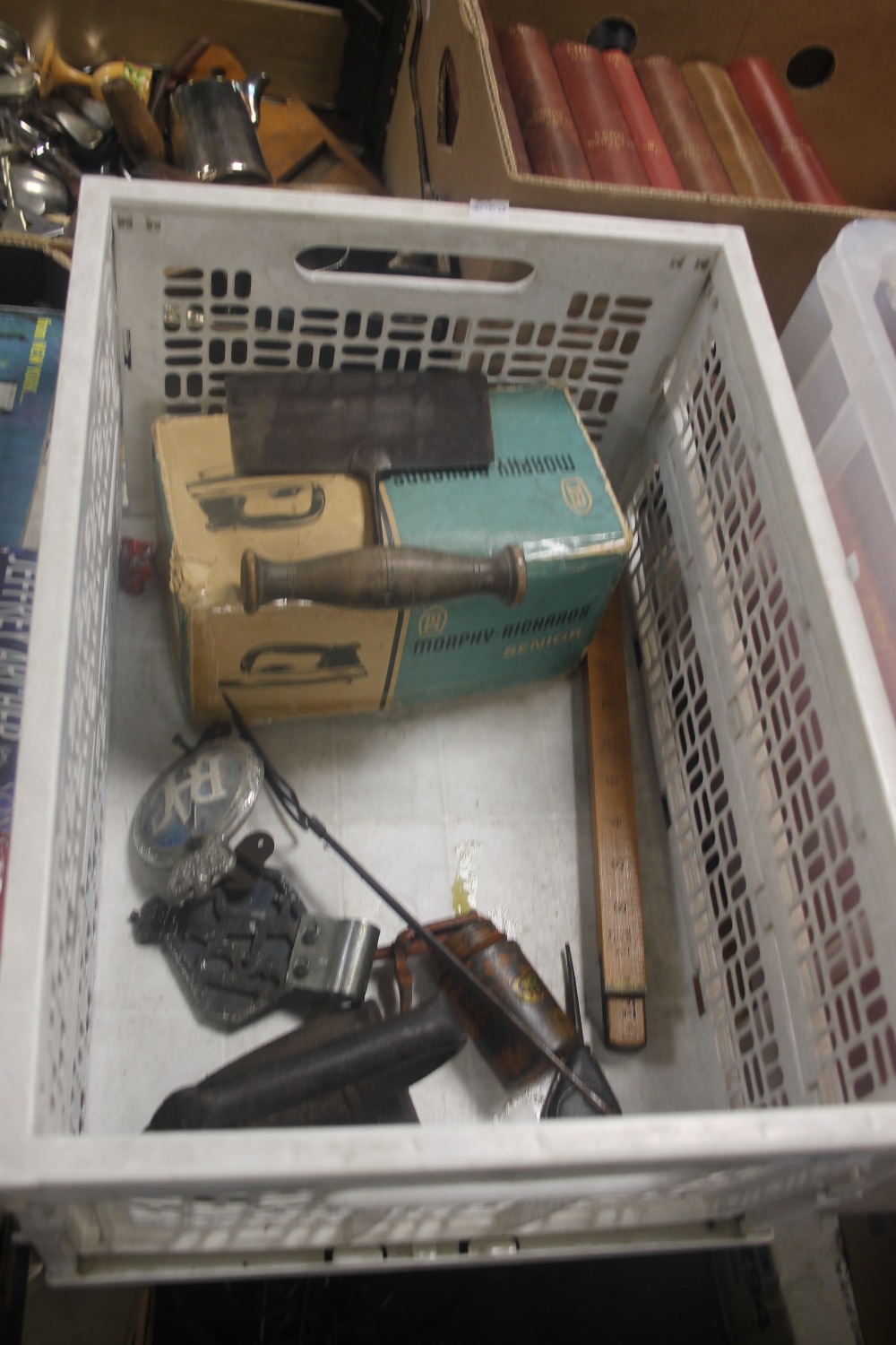 A BOX OF COLLECTABLES TO INCLUDE RAC CAR BADGE, FOLDING METER RULER, OIL CANS ETC