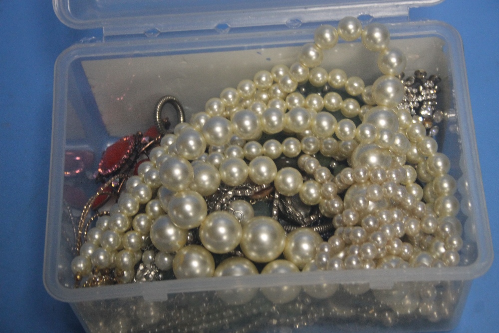 A QUANTITY OF ASSORTED COSTUME JEWELLERY TO INCLUDE A SANTIMA POCKET WATCH - Image 2 of 3
