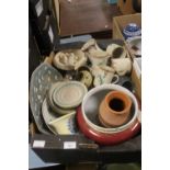 A TRAY OF ASSORTED CERAMICS TO INCLUDE STONEWARE (TRAY NOT INCLUDED)