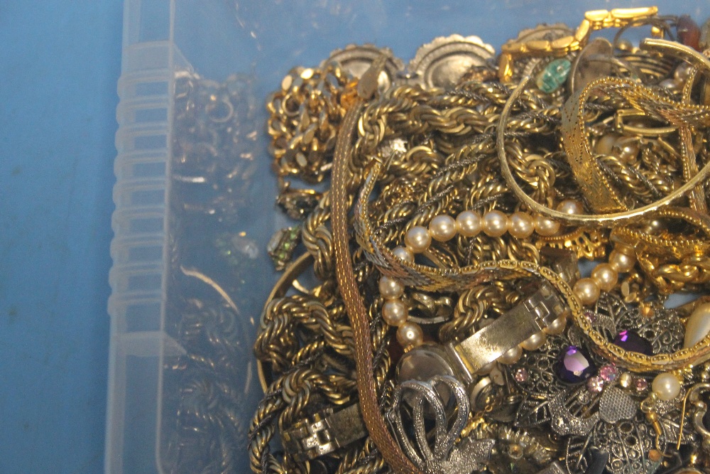 A TRAY OF COSTUME JEWELLERY TO INCLUDE NECKLACES, BRACELETS, EARRINGS, LADIES WATCHES, RINGS ETC. - Image 2 of 3