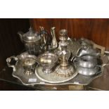 A PLATED BUTLER'S TRAY CONTAINING PEWTER AND PLATED ITEMS TO INCLUDE MILK JUG, SUGAR BOWL, TEAPOT,