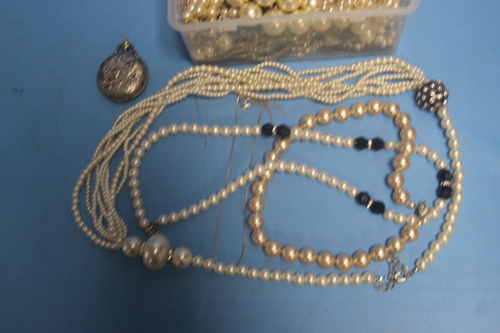 A QUANTITY OF ASSORTED COSTUME JEWELLERY TO INCLUDE A SANTIMA POCKET WATCH - Image 3 of 3