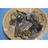 A WICKER TRAY OF COSTUME JEWELLERY MAINLY BANGLES AND BRACELETS TOGETHER WITH A SMALL NUMBER OF