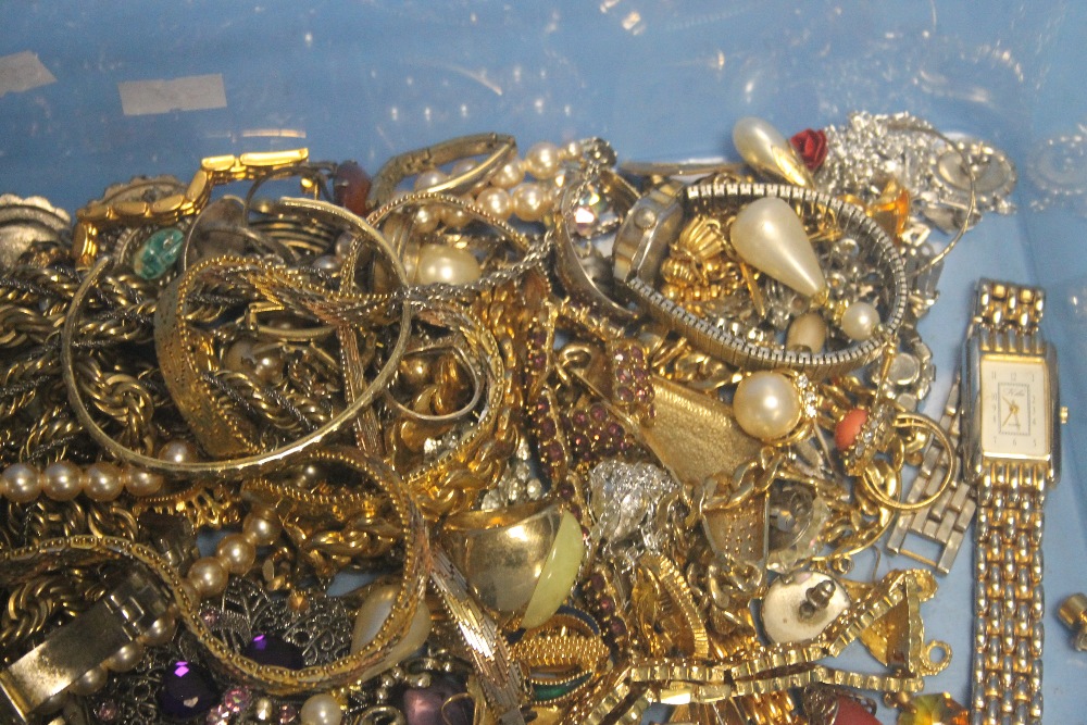 A TRAY OF COSTUME JEWELLERY TO INCLUDE NECKLACES, BRACELETS, EARRINGS, LADIES WATCHES, RINGS ETC. - Image 3 of 3