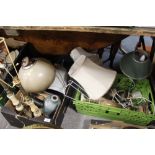 A BOX OF LAMPS AND LIGHTING ETC TON INCLUDE A RETRO HANGING CEILING LIGHT