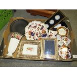 A TRAY OF ASSORTED CERAMICS TO INCLUDE ROYAL CROWN DERBY, WEDGWOOD ETC