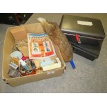 A TRAY OF COLLECTABLES TO INCLUDE A FOX TAIL BRUSH, VINTAGE TINS ETC