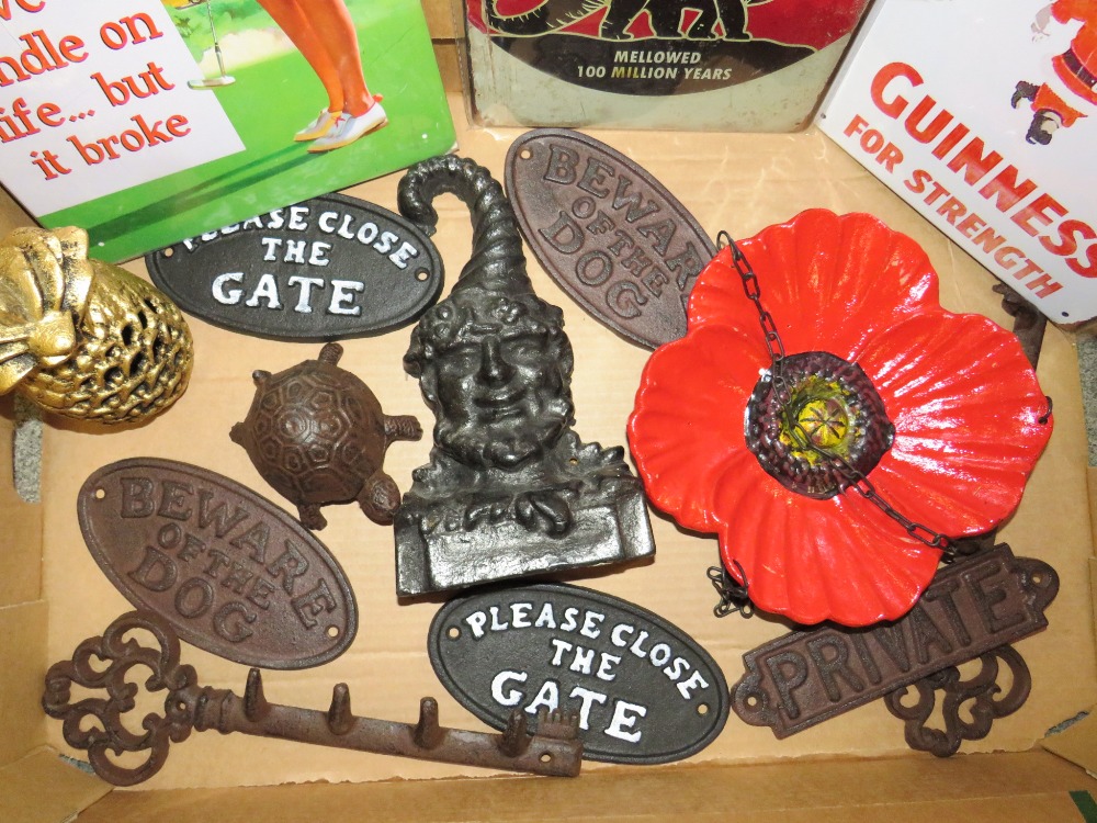 A TRAY OF MODERN REPRODUCTION METALWARE TO INCLUDE CAST METAL PLAQUES, MR PUNCH DOORSTOP ETC - Image 2 of 2